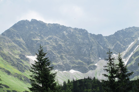 Nejfotogeničtější hřeben Západních Tater – Roháčů  v podobě Ostrého Roháče (2088 m) a Plačlivého (2125 m)